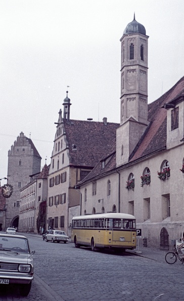 Dr. Martin Luther Strasse, szemben a Szentlélek templom harangtornya, távolban a Rothenburgi-kapu.