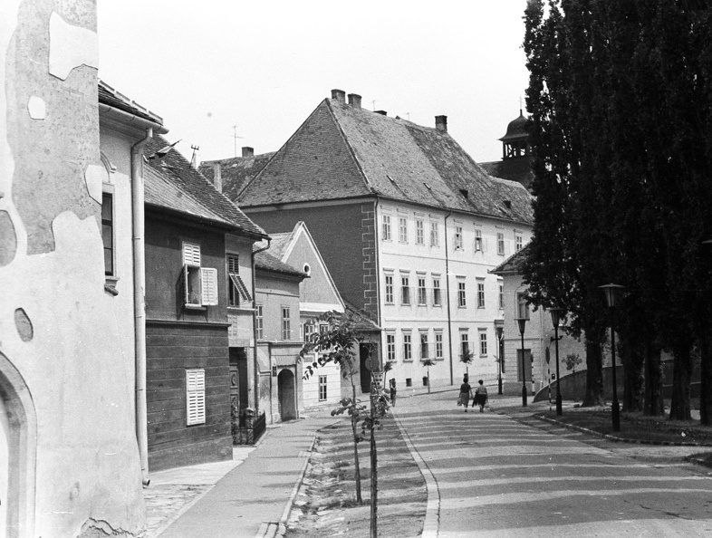 Rajnis utca, középen balra a Táblaház (Schätzel Frigyes) utca, jobbra a vár bejárata.