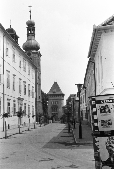 Rajnis utca a Jurisics tér felé nézve. Szemben a Szent Imre templom tornya és a Hősök kapuja.