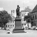 Bécsi kapu (Köztársaság) tér, Kisfaludy Károly szobra (Mátrai Lajos György, 1892.). Háttérben a Püspökvár.