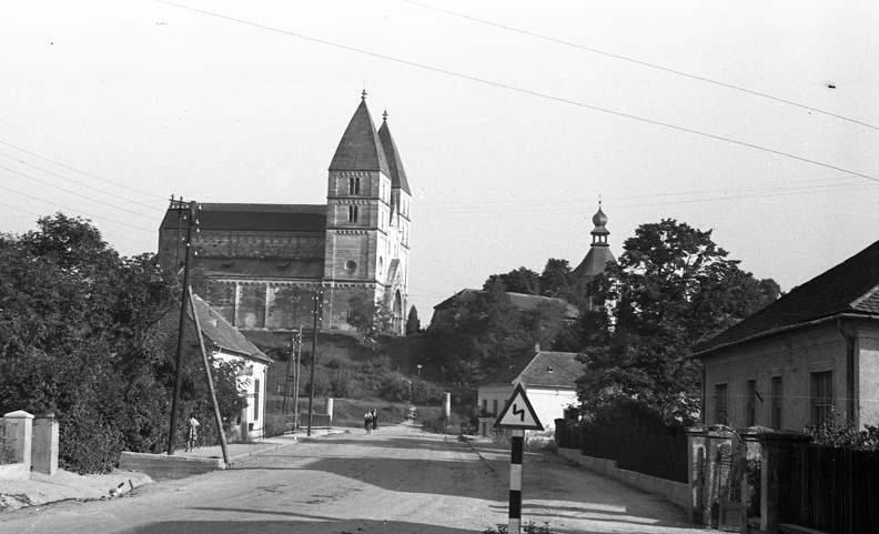 Apátsági templom, jobbra a Szent Jakab-kápolna.