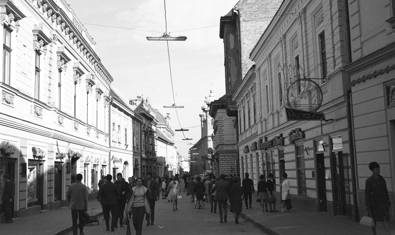 Király (Kossuth Lajos) utca a színház felől a Lyceum templom felé nézve.