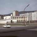 Radnóti utca - Építők útja kereszteződése, jobbra hátul az Ipari Iskola, mai nevén Éltes Mátyás Iskola.