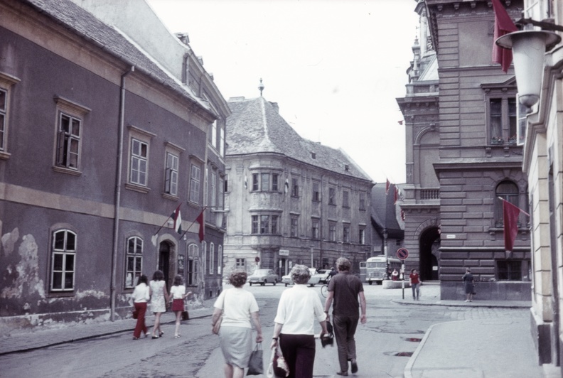 Szent György utca, Storno ház, a Polgármesteri Hivatal és a Tűztorony egy kis része is látszódik.
