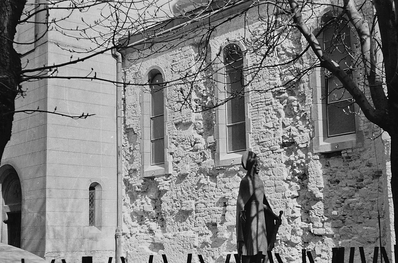Vár, Szent Imre herceg szobra a Szent Mihály székesegyház mellett.