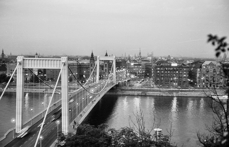 Erzsébet híd a Gellérthegyről.