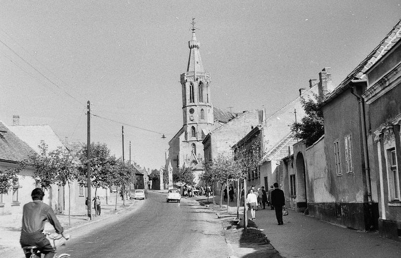 Szent Mihály utca a Szent Mihály-templommal.