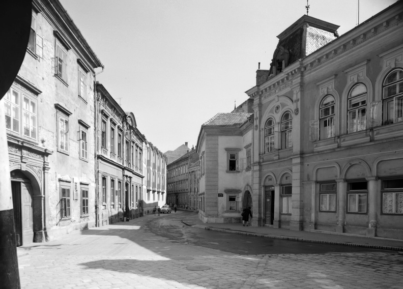 Szent György utca a Hátsókapu felől a Fő tér felé nézve.