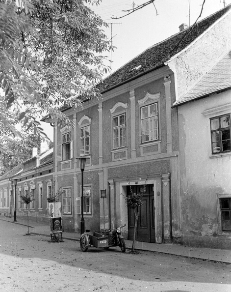 Schneller István utca, középen a Táblaház.