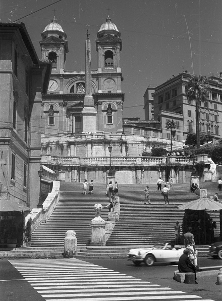 Piazza di Spagna, szemben a Spanyol lépcső.