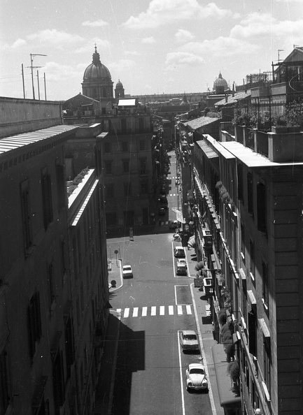 Via di San Sebastianello a Piazza della Trinita dei Monti felől, szemben balra a San Carlo al Corso templom kupolája.