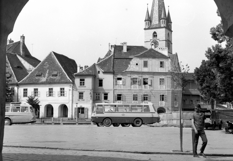 Kis tér (Piata Mica), háttérben az evangélikus székesegyház tornya.