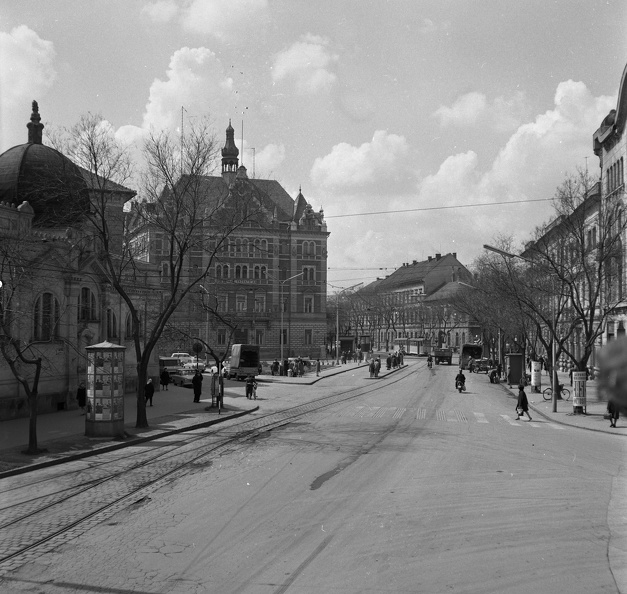 Tisza Lajos körút (Lenin körút), szemben a MÁV székház, balra az Anna fürdő épülete.