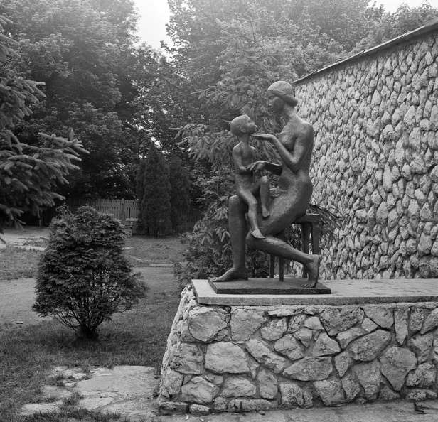 Somssich Pál u. 8., Mészáros Mihály Beszédindítás c. szobra (1960) az óvoda bejáratánál.
