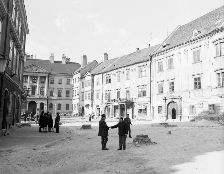a Fő (Beloiannisz) tér átépítése, szemben a Megyeháza (ekkor Járási Hivatal, ma az önkormányzat egyik épülete). 