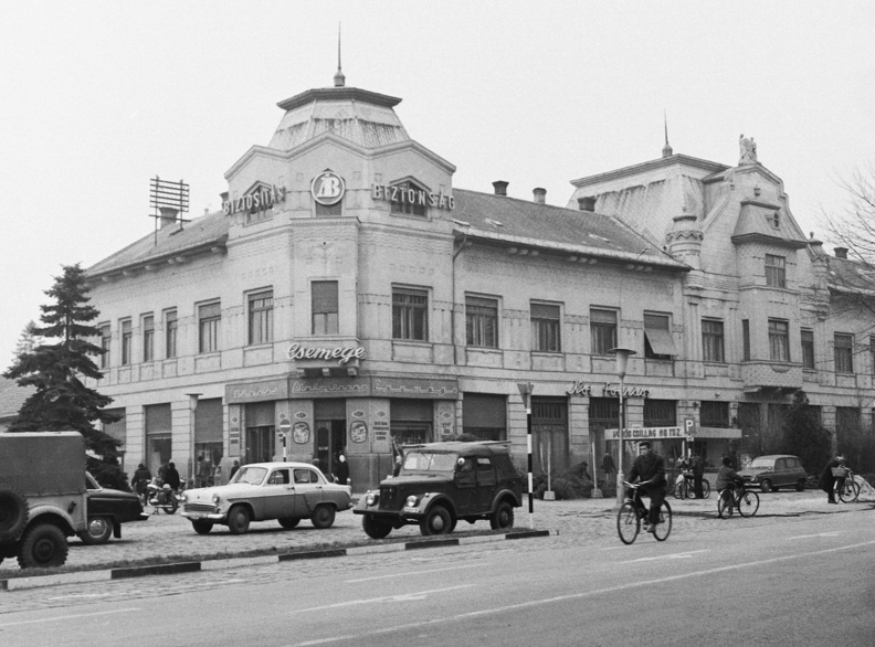 Kossuth Lajos utca - Szent János (Szabadság) tér sarok.