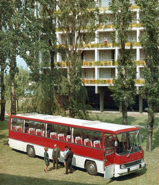 az Ikarus 250 típusú autóbusz prototípusa a Hotel Hungária előtt. Balról a második Finta László, a busz formatervezője.