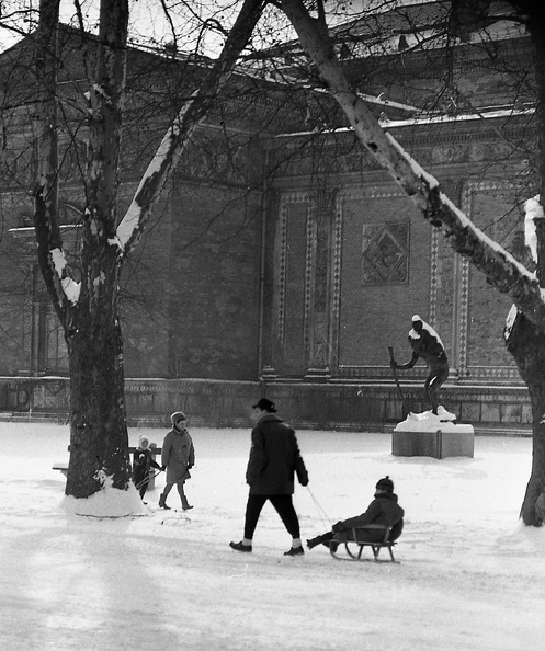 Olof Palme sétány (Népstadion út), háttérben a Szent Kristóf szobor (Hűvös László, 1910.), mögötte a Műcsarnok.