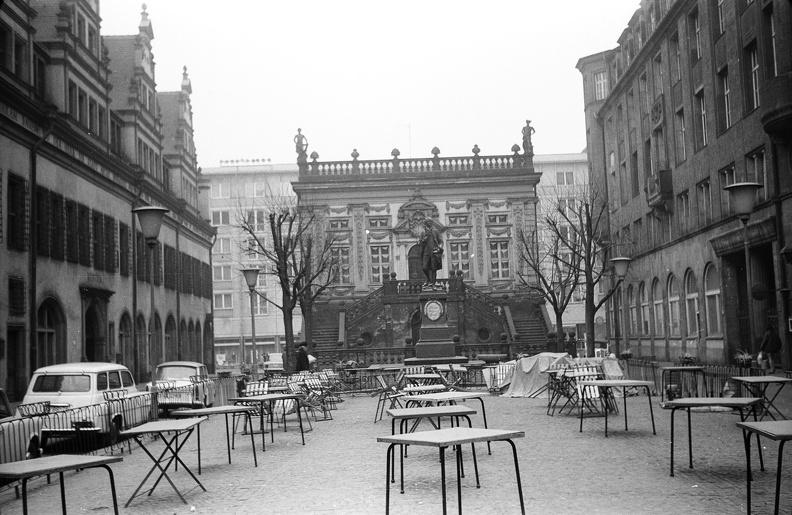 Naschmarkt, szemben a Goethe-szobor és az Alte Börse.