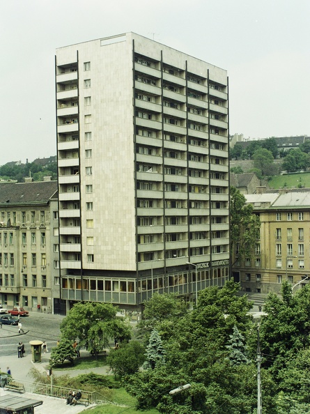 Alagút utcai toronyház az Attila út és a Pauler utca között, elől a Horváth-kert egy része.