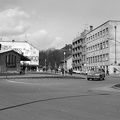 Petőfi tér, jobbra a Rendelőintézet, szemben a Telepi utca.
