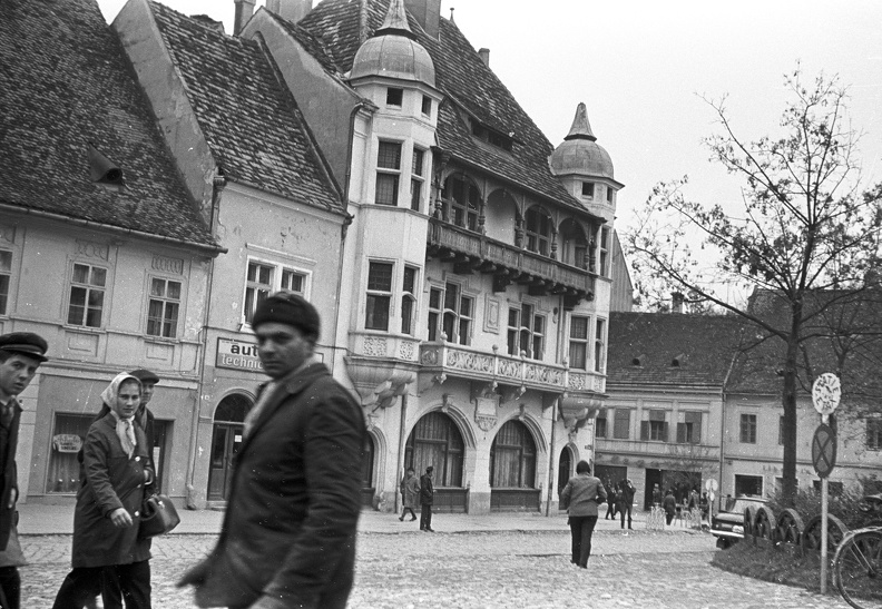 Piața Hermann Oberth, szemben a Kereskedelmi Egyesület egykori székháza.