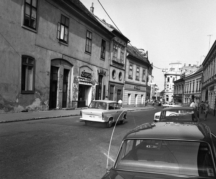 Jókai tér, szemben a Percel utca és Irgalmasok utcája (a kép készítésekor Bem utca).