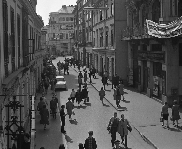 Király (Kossuth Lajos) utca, jobbra a Palatinus szálloda (Pannonia Hotel).