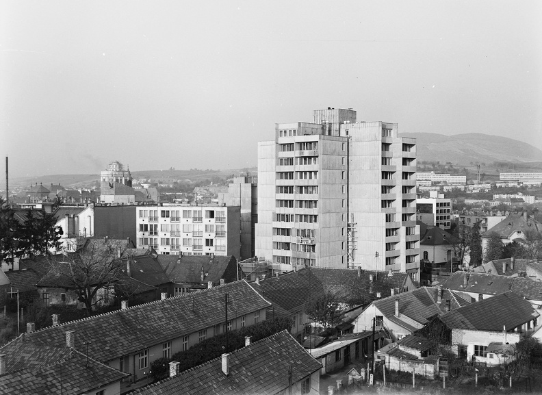 látkép a Remenyik Zsigmond utcai lakótelep felől, háttérben balra a Líceum, középen a Deák Ferenc utca - Grónay Sándor utca sarkán álló magasház.