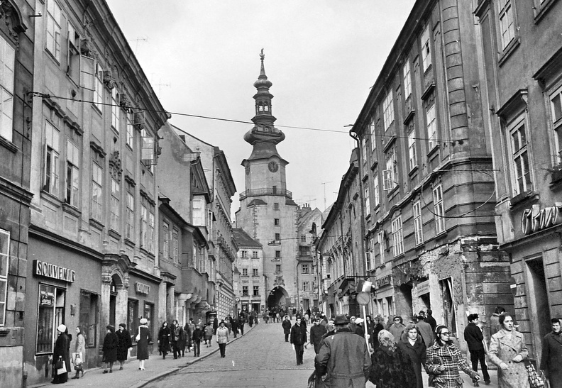 Mihály utca, háttérben a Mihály-kapu.