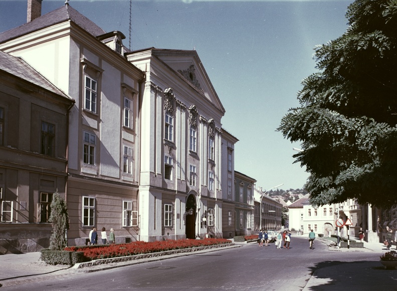 Kossuth Lajos utca 9. Heves megyei Tanács Székháza, volt Vármegyeháza.