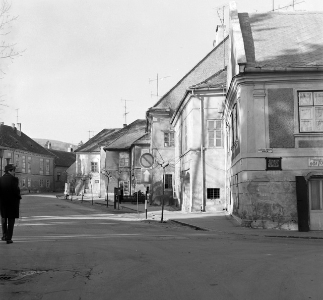 Rajnis utca - Táblaház (Schätzel Frigyes) utca sarok. (Balra van a vár bejárata.)