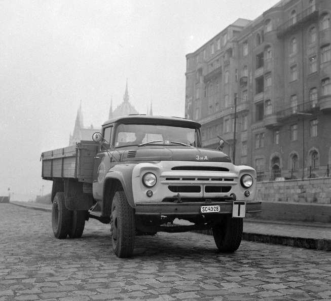 Széchenyi rakpart, háttérben a Parlament, Zil teherautó.