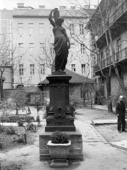 Ráday utca 47. udvara, Vizeskorsót tartó nő szobra.