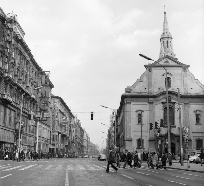 Kossuth Lajos utca a Ferenciek tere (Felszabadulás tér) felől nézve, jobbra a Belvárosi Ferences Templom.