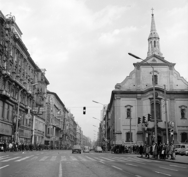 Kossuth Lajos utca a Ferenciek tere (Felszabadulás tér) felől nézve, jobbra a belvárosi ferences templom.