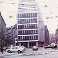 Malinovského náměstí, szemben a Centrum áruház (eredetileg Bata áruház, épült 1930-31).