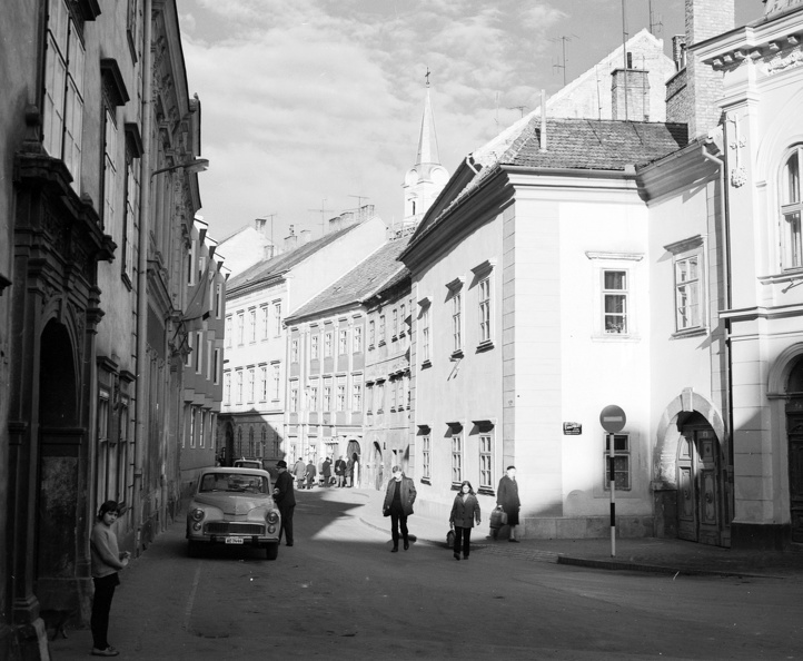 Szent György utca a Hátsókapu felől a Fő tér felé nézve.