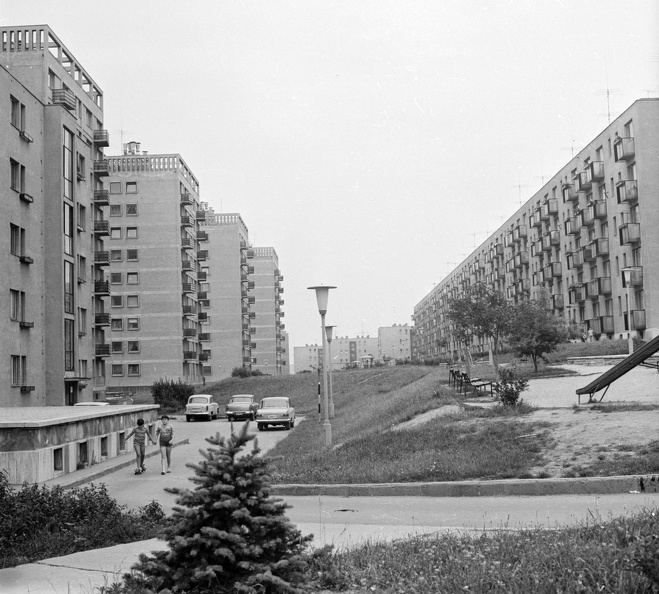 balra Hága László, jobbra Béke utcai házak.
