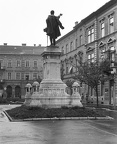 Erzsébet tér, Kossuth szobor. Háttérben az egykori Korona, később Avas szálló.