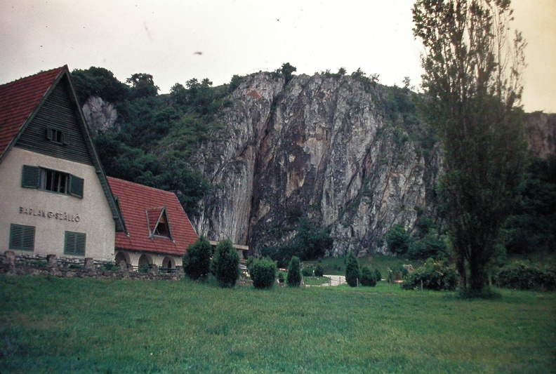 a Baradla-barlang bejárata melletti Barlang-Szálló.
