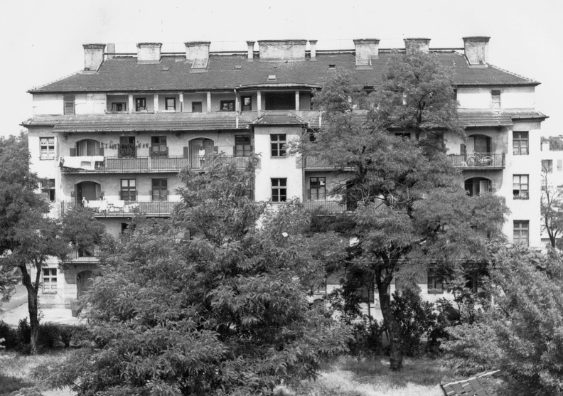 Füleki utca 2. MÁV lakóház udvari homlokzata. A kép jobb szélén a Merényi Gusztáv kórház Füleki utcai épülete.