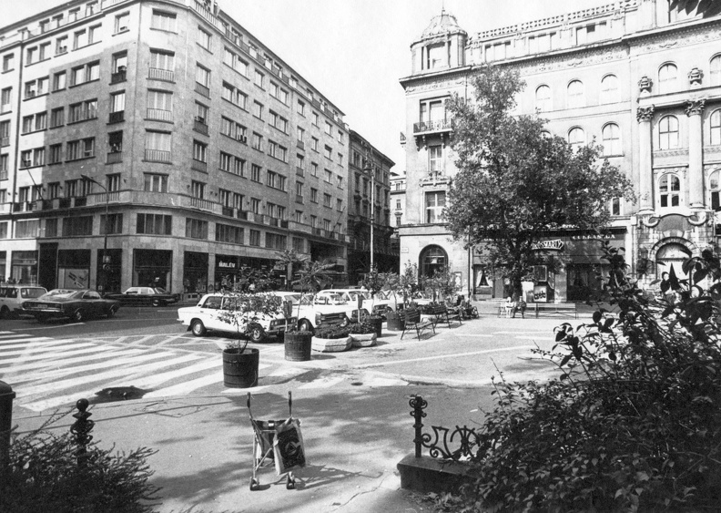 Vörösmarty tér, szemben a Dorottya utca.