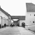 Kéttemplom köz, jobbra az egykori ferences kolostor, ma Kodály Zoltán Intézet.