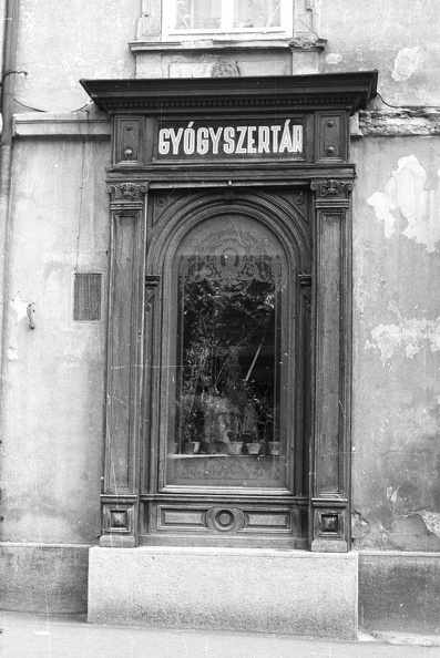 Rákóczi Ferenc utca 8., Fekete Sas gyógyszertár.