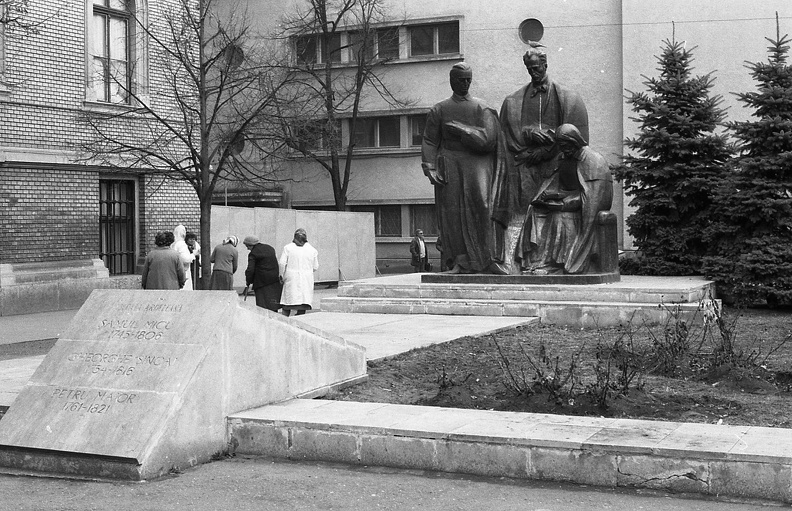 Farkas utca, az erdélyi triász szobra a Babes–Bolyai Tudományegyetem fő épülete előtt.