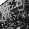 Vörösmarty tér a Harmincad utca felé nézve, tüntetés a Bős-nagymarosi Vízlépcsőrendszer felépítése ellen, 1988. szeptember 12-én.