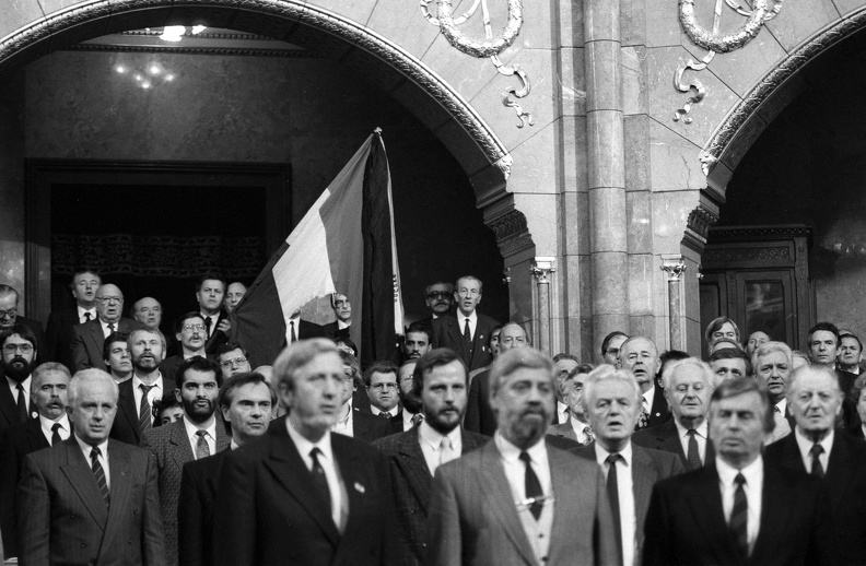 Parlament, balról Dornbach Alajos, előrébb Jeszenszky Géza, Horváth Balázs, Bejczy Sándor, Antall József és Vörös Vince. Háttérben, a zászlótól jobbra a sötét szemüveggel, Pongrátz Gergely.