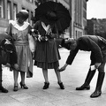 1920. Berlini rendőrség intézkedik a túl rövid szoknyát hordó nőkkel szemben..jpg