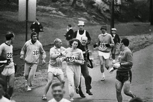 Kathrine Switzer az első nő, aki részt vett a bostoni maratonon, még annak ellenére is, hogy a szervező megpróbálta megakadályozni. (1967).jpg